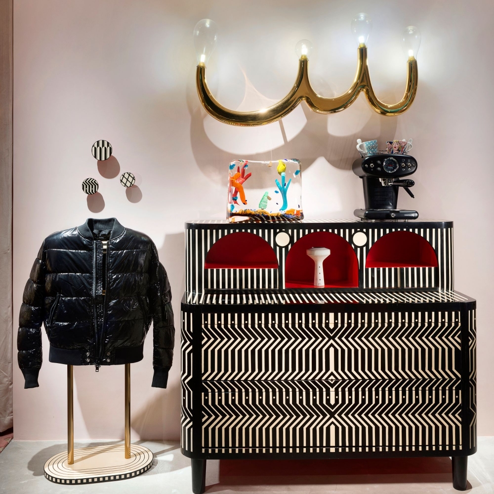 Scarlet Splendour Appendiabiti Maldone - Vanilla Noir Collection