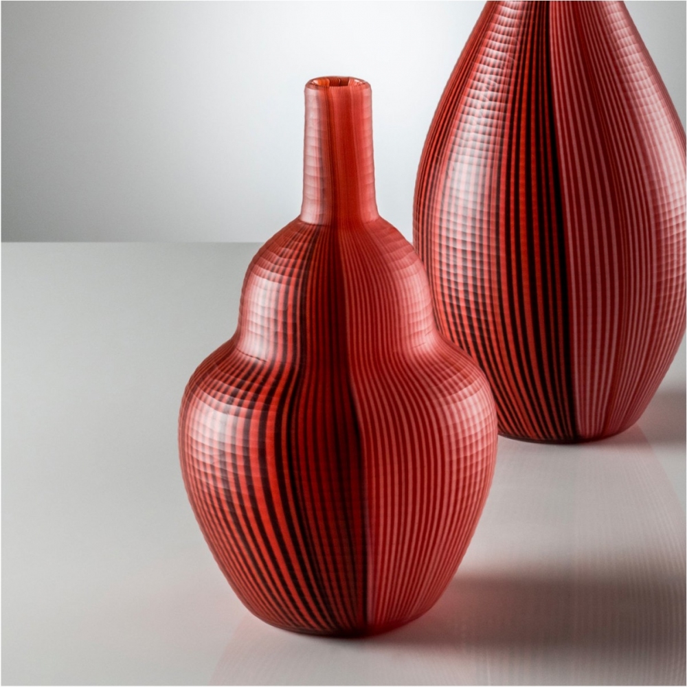 Scopri Vaso Tessuti Battuti h 24 cm Ø 14 cm e tutta la collezione di Venini su newpop il più innovativo e-commerce di Home Desig