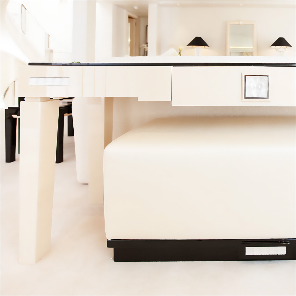 Lalique Poltroncina  in cristallo trasparente, laccato nero e seta avorio Victoire