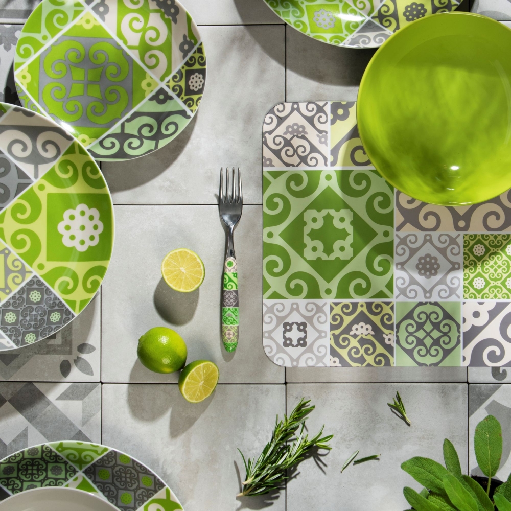 Excelsa Maiolica service of 18 plates