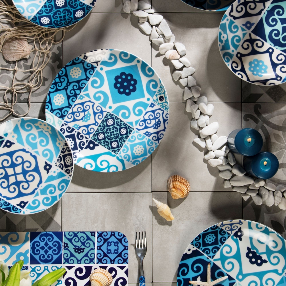 Excelsa Maiolica service of 18 plates