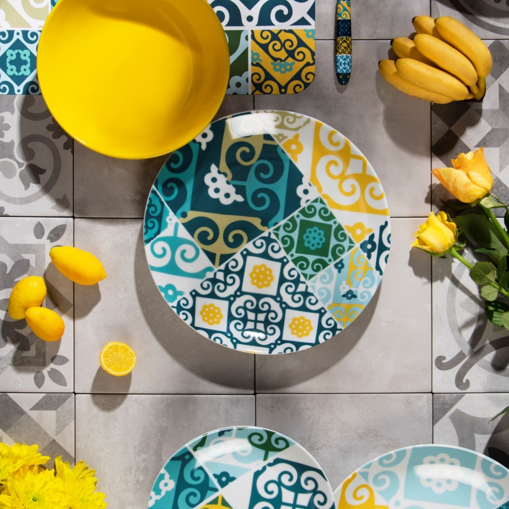 Excelsa Maiolica service of 18 plates