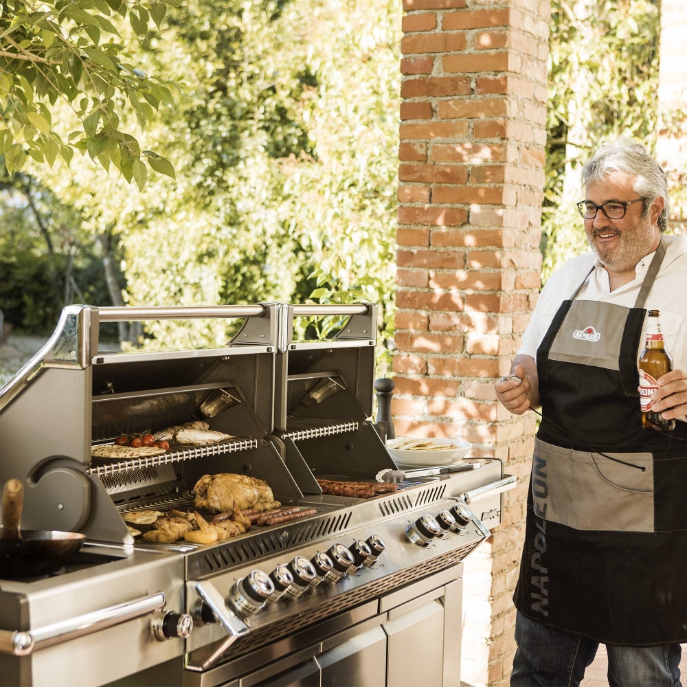 Napoleon Prestige Pro 825 propane barbecue