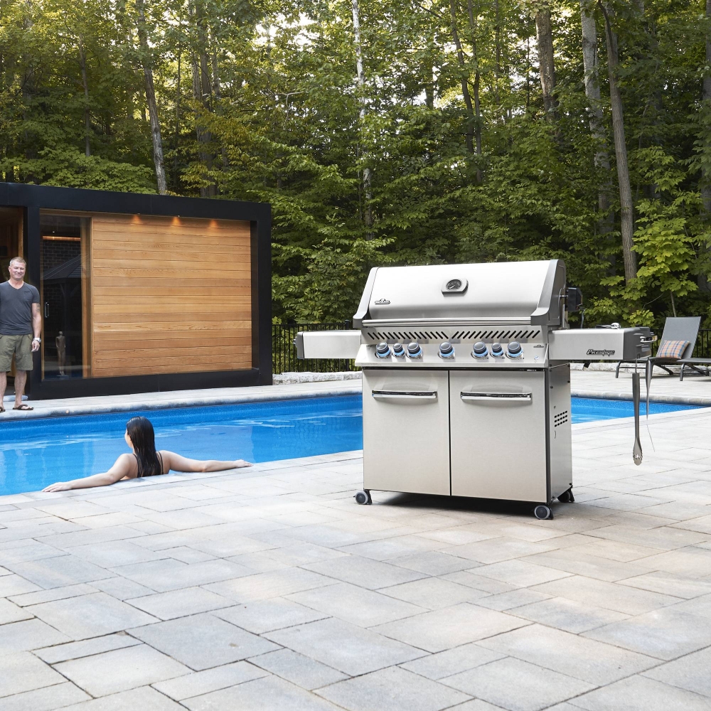 Napoleon Prestige P665 propane barbecue