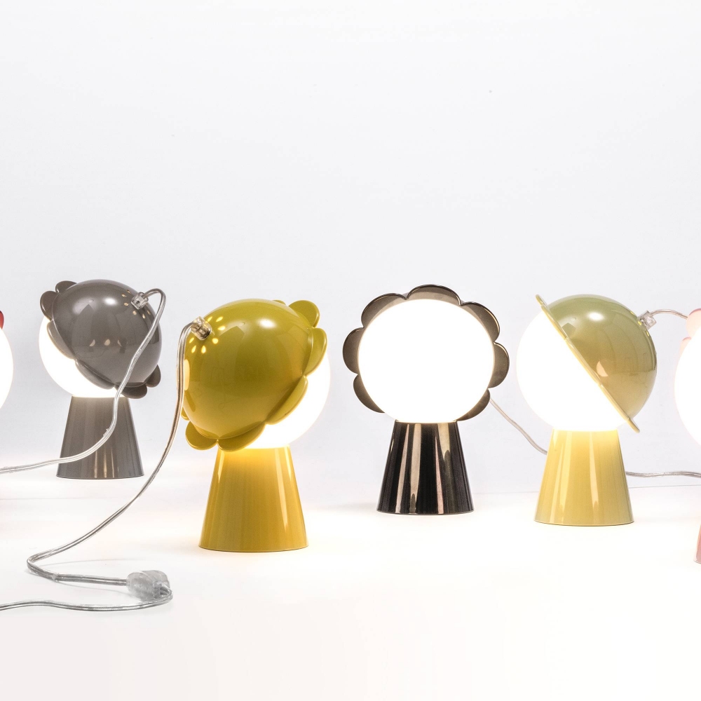Scopri Lampada Da Tavolo Daisy e tutta la collezione di Qeeboo su newpop il più innovativo e-commerce di Home Design.