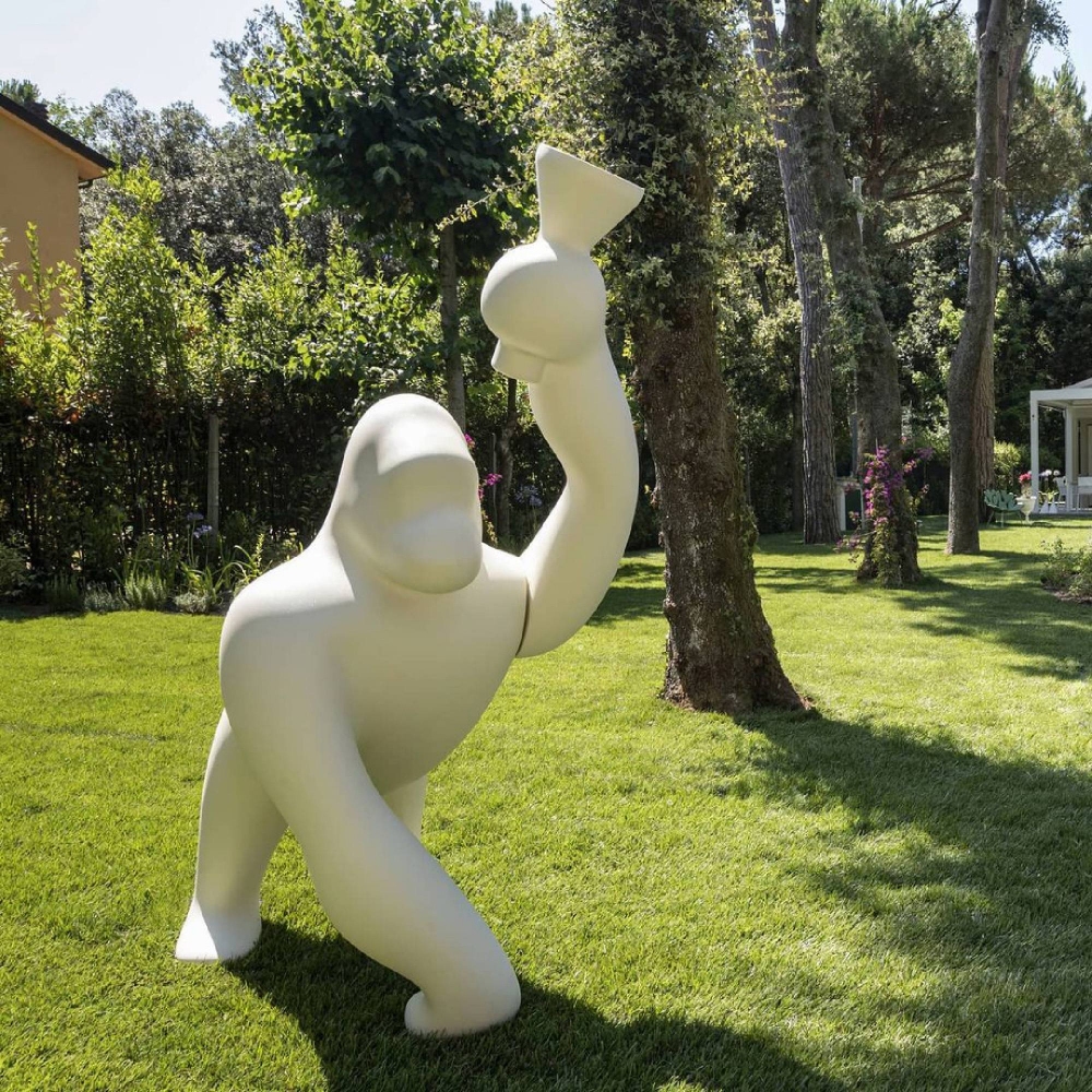 Scopri Lampada da terra Kong e tutta la collezione di Qeeboo su newpop il più innovativo e-commerce di Home Design.