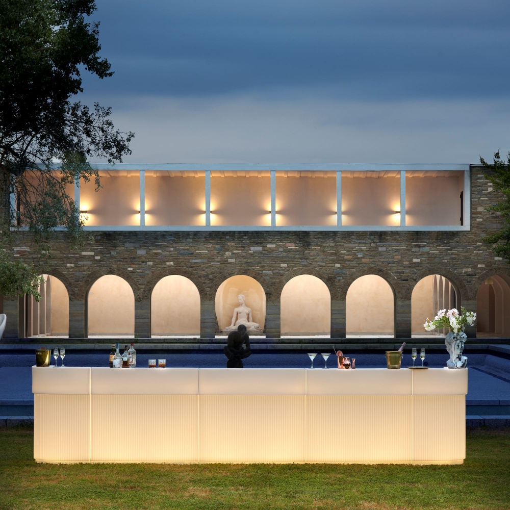 Slide Cordiale Illuminated Bar Counter with cool white LED lighting (4000 K)