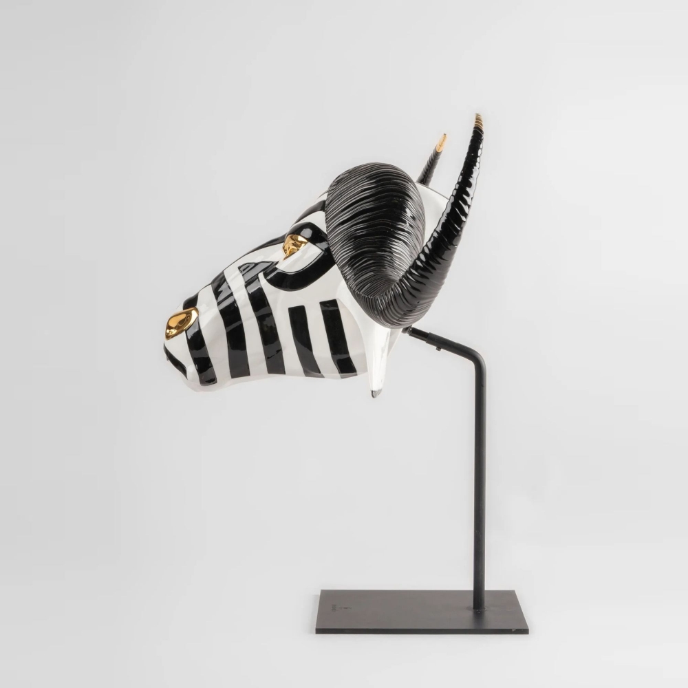 Lladrò Scultura in porcellana Maschera Bufalo Nero-Oro